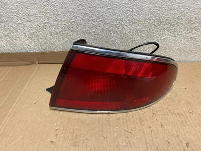 Luz trasera lateral derecha Buick Century 1997 a 2005 pasajero OEM U8309 DW Foto 1 de 4