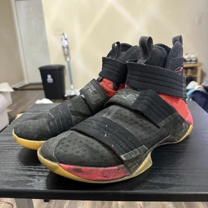 Nike LeBron Soldier 10 SFG schwarz Universität rot Herren Größe 10,5 Schuhe 844378-006 - Bild 1 von 8
