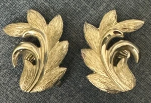 "Pendientes de clip de hoja dimensional tono plata cepillada vintage Monet de 1,25"" de largo" - Imagen 1 de 10