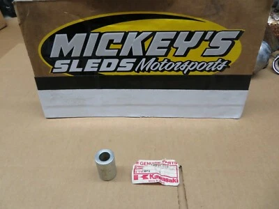 НОВЫЙ ИЗ СТАРЫХ ЗАПАСОВ OEM KAWASAKI KV75 A5 6 7 8 9 MT1 МИНИ ТРЕЙЛ ЗАДНИЙ МОСТ ВОРОТНИК - Изображение 1 из 4