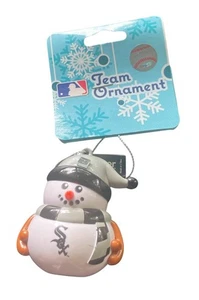 NEU MIT ETIKETT FOREVER COLLECTIBLES CHICAGO WEISSE SOCKEN SCHNEEMANN WEIHNACHTSSCHMUCK - Bild 1 von 3