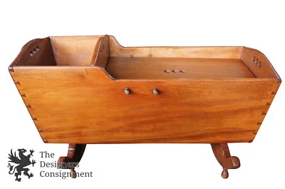 Mesa mecedora antigua americana antigua de nogal con detalles de milano reutilizada  Foto 1 de 4