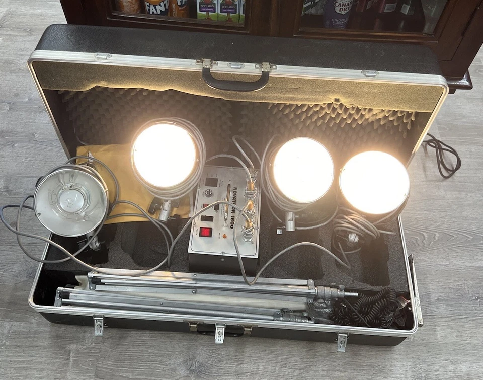 Novatron 1600 Plus Studio Light kit 4 Strobe Heads, 2 Umbrellas & Wires  4 Stand - Image 1 of 4