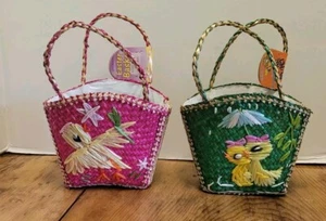 2 cestas de Pascua de paja vintage rosa pollito y verde 2 etiquetas originales de pollito bebé - Imagen 1 de 8
