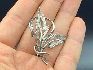 Old English Hallmarked Solid Silver Pin Brooch Two Angel Feathers Leaves 6g - Picture 1 of 8