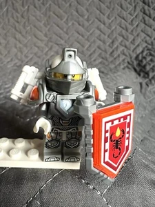 LEGO NEXO KNIGHTS LANCE JET PACK MINIFIGURE nex028 USED 70324 w/LANCE & SHIELD - Picture 1 of 7