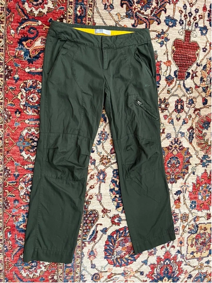 Женские спортивные штаны-карго Y2k Nike оливковые универсальные для походов путешествий на открытом воздухе - Изображение 1 из 4