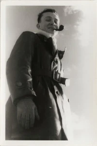 ALTES FOTO - VINTAGE SNAPSHOT - MANN RAHMEN RAUCHEN PFEIFE SELTSAME HAND - HAND - Bild 1 von 1