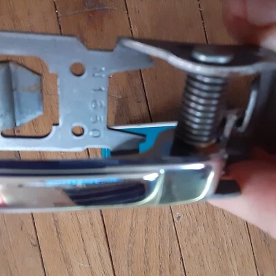 Новая из старых запасов внутренняя хромированная дверная ручка GM 20610476 1982-1996 OLDSMOBILE CUTLASS CIERA  - Изображение 1 из 4