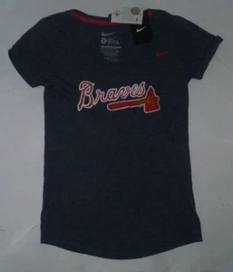 NEU NIKE MLB Atlanta Braves T-Shirt S gerollt Bündchen Ärmel Damen Tri Bd Neu mit Etikett 3F46 - Bild 1 von 1