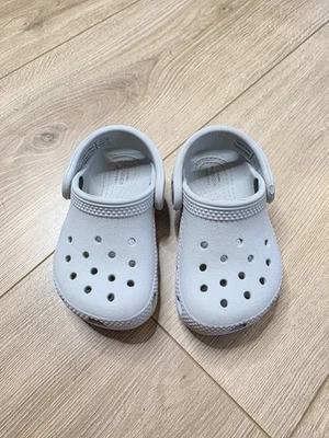 Zuecos clásicos Crocs gris niño talla 5 confort icónico  Foto 1 de 4
