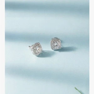 Aretes con halo de diamantes de moissanita enchapados en oro blanco de 18 quilates de plata 925 de 1 quilate - Imagen 1 de 8