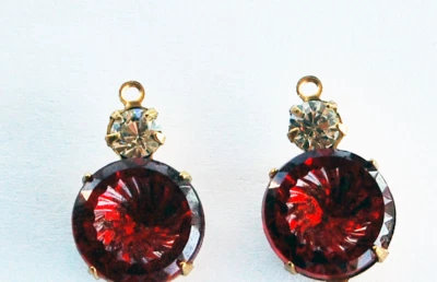 DE COLECCIÓN 2 COLGANTES CÓNCAVOS DE VIDRIO ROJO hechos con ESTRÁS DE CRISTAL DE SWAROVSKI Foto 1 de 3