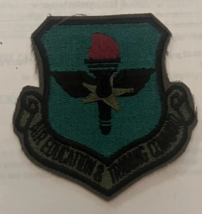 "PARCHE MILITAR COMANDO DE EDUCACIÓN Y ENTRENAMIENTO AÉREO DE LA EE. UU. 3 1/4"" sometido" - Imagen 1 de 2