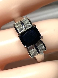 Anillo Tono Plata Talla 9 Piedra Cuadrada Negra con Baguettes Transparentes en el Lateral - Imagen 1 de 10