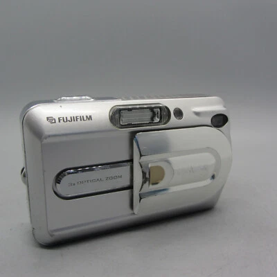 Cámara digital compacta Fujifilm FinePix A340 4,0 MP plateada probada Foto 1 de 4