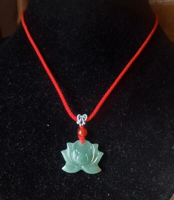 Colgante de piedra de jade verde natural talla de flor de loto, collar de cuerda amuleto con encanto Foto 1 de 4
