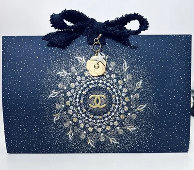 Chanel Bolsa de Regalo Vacaciones 2025 8.8”X5.6” X3” Con DIJE CAMELIA DORADO/Auténtico Foto 1 de 4