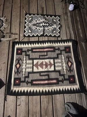 纳瓦霍两座灰色山地毯小号 — 第 1/2 张图片