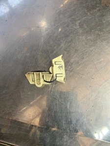 09-18 DODGE RAM 1500 Front Right RH Passenger DOOR WINDOW GLASS CLIPS - Picture 1 of 2