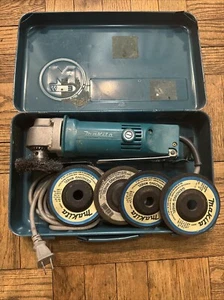 Makita DA3000 angle Drill  Variable speed, reversible 0-1400rpm - Picture 1 of 7