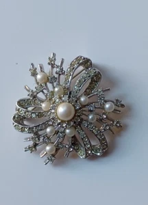 Beautiful Rhinestone and Pearl Silver-Tone Brooch...unbranded - Picture 1 of 4