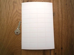 ETIQUETAS DE ENCHUFE EN BLANCO Ayuda a Identificar qué enchufes qué PEGATINAS Juego de 36 Eléctricos - Imagen 1 de 1