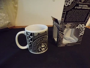 Neu TRIBAL FISH HOOK TASSE The Island Group HAWAII SCHWARZ/WEISS/GRAU NEU IM KARTON - Bild 1 von 10