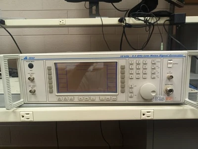 Generador de señal de bajo ruido ifr 2042 10 kHz - 5,4 GHz Foto 1 de 4