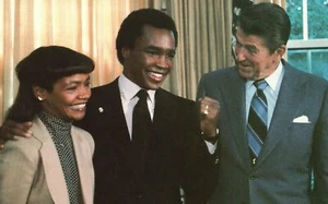 ​​​Vintage Postcard Boxing Champion Sugar Ray Leonard & His Wife In White House - Picture 1 of 2