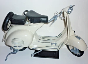 Vespa 150VL1T, White - New Ray 49273 - 1/6 scale Diecast Model Toy Scooter - Picture 1 of 8