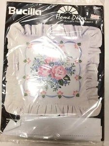 Kit de bordado de almohada estampada con acento ramo rosa Bucilla 40801 - Imagen 1 de 2