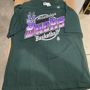 Camiseta De Colección Milwaukee Bucks Logo7 Para Hombre XXL NUEVA CON ETIQUETAS NUEVA Rara - Imagen 1 de 7