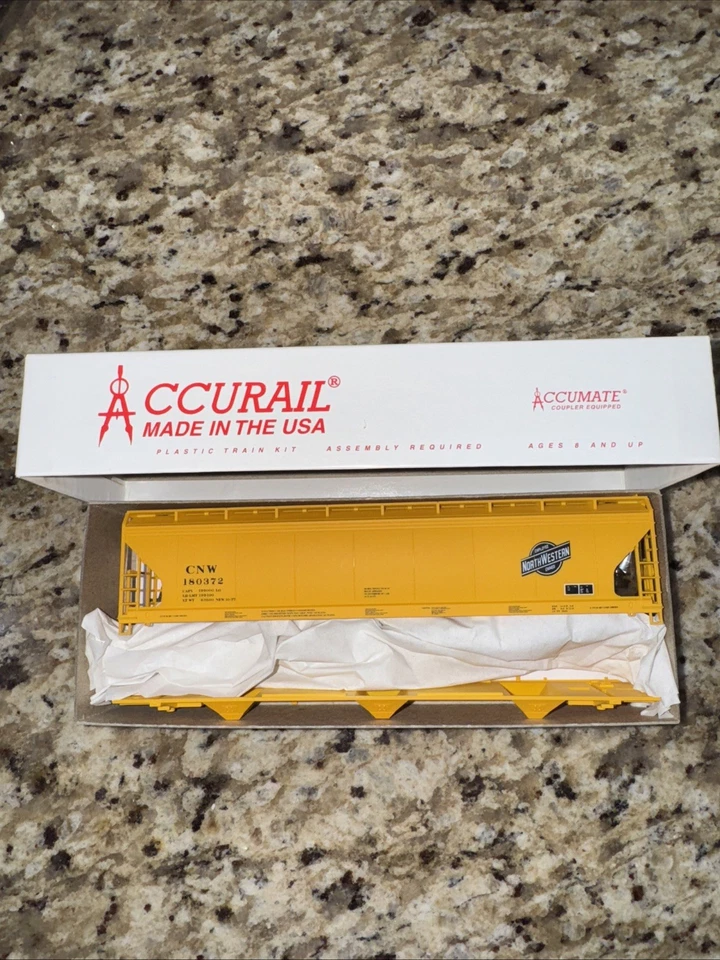 Accurail HO 2006.2 50' ACF 3Bay Centerflow C&NW (kit) RD# 180372 - Image 1 of 2