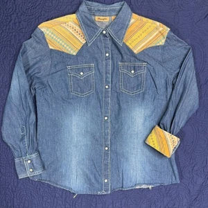 Camisa vaquera mediana para mujer Wrangler con puños de yugo estampado suroeste - Imagen 1 de 6