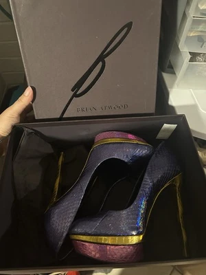Tacones para mujer Brian Atwood morados y dorados Foto 1 de 4
