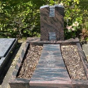 Grabstein, Einfassung und Platte aus Naturstein poliert 1,00 x 1,00 Meter - Bild 1 von 3