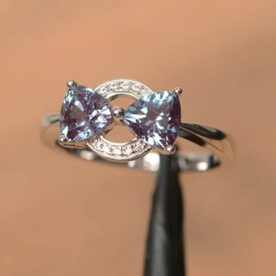 Anillo de dos piedras de alejandrita sintética enchapado en oro blanco de 14 quilates de 2,2 quilates con corte de billones Foto 1 de 4