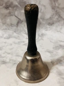 Antigua campana de mano de latón: mango de madera años 1880-1920 escuela granja tienda anillo excelente - Imagen 1 de 23