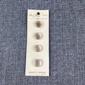 Le Chic B. Blumenthal & Co 4 Beige Buttons Original Card 626 22MM 9/16" Washable - Picture 1 of 4