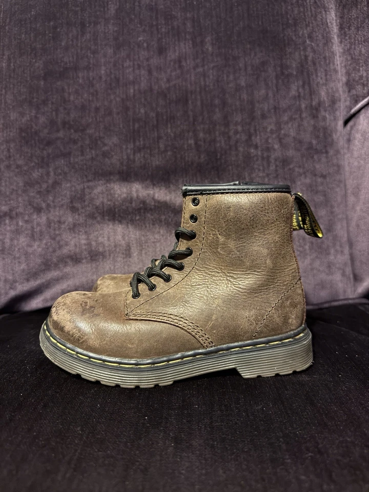 Bota Dr. Martens Napa 8 Olhos com Zíper Zíper 1460J Marrom Tamanho Juvenil Tamanho 10 JY004 - Imagem 1 de 4