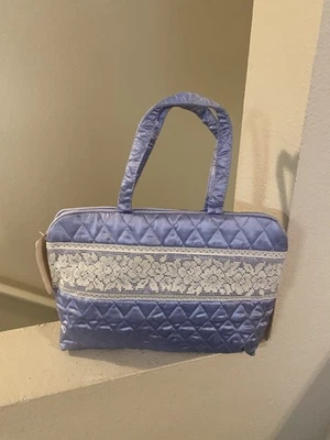 Bolso cosmético vintage azul satinado con ribete de encaje. Nuevo con etiquetas. Cierre a presión. Foto 1 de 4