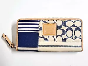 Cartera para mujer Coach verano náutica con cremallera alrededor azul beige - Imagen 1 de 7