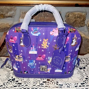 Neu Disney Parks Dooney & Bourke Joey Chou lila Reißverschluss Umhängetasche Tasche Neu mit Etikett Handtasche - Bild 1 von 20