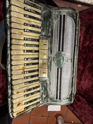 Único Antiguo Acordeón 120 Teclas Botones Hecho en Italia 6754 3 Hojas Notas Musicales Foto 1 de 3