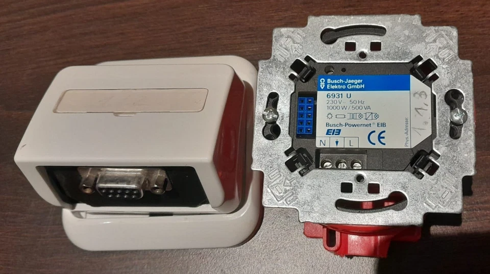 Busch-Jäger EIB Powernet Schaltaktor 6931U + IO- / Programmiermodul 6133, RS232 - Bild 1 von 4