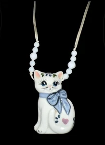 Collar vintage de cerámica con dije de gato lazo azul - Imagen 1 de 3