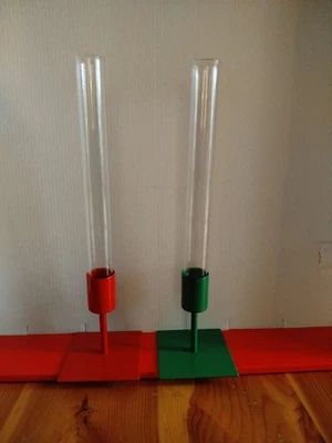 Ergo -exklusiver Raumschmuck/Vase rot/grün lackiertes Metall mit Glaseinsatz- - Bild 1 von 4