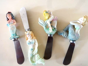 SET VINTAGE 4 SIRENE COLTELLO FORMAGGIO SPARGI SALUMI OCEANO MARE PISCINA ESTATE GUC - Foto 1 di 13