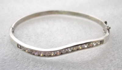 Precioso brazalete ondulado de plata de ley con piedras transparentes Foto 1 de 4